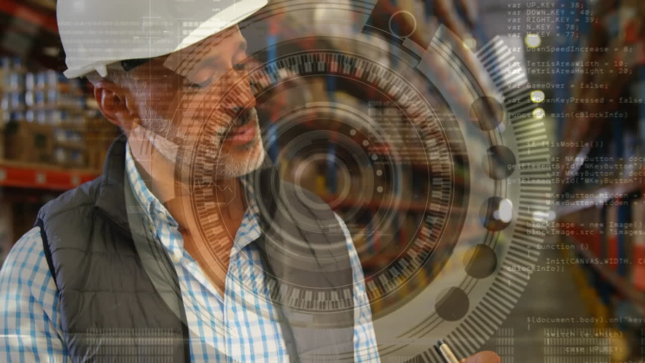 백인 고위 남성 감독관에 대한 둥근 스캐너 창고에서 재고를 확인