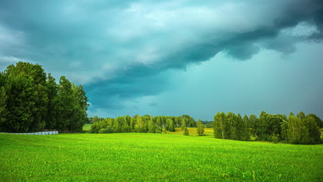 Cielo-Espectacular,-Timelapse-De-Un-Paisaje-De-Pradera-Verde-Brillante,-Nubes-De-Lluvia-Tormentosas-Flotando-Sobre-Tierras-Rurales,-Ambiente-Cinematográfico-Idílico,-Salvapantallas-Nostálgico