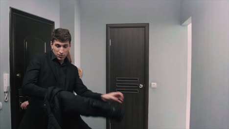 hombre de traje negro en un pasillo