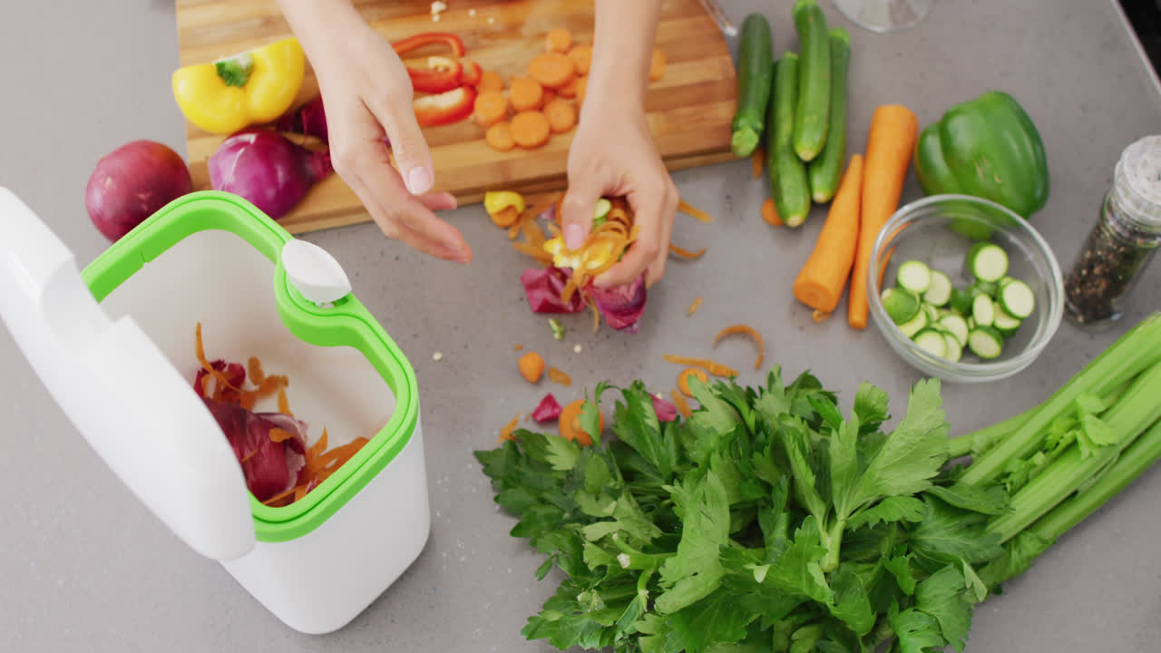 video de la sección media de la mujer asiática poniendo cáscaras en el contenedor