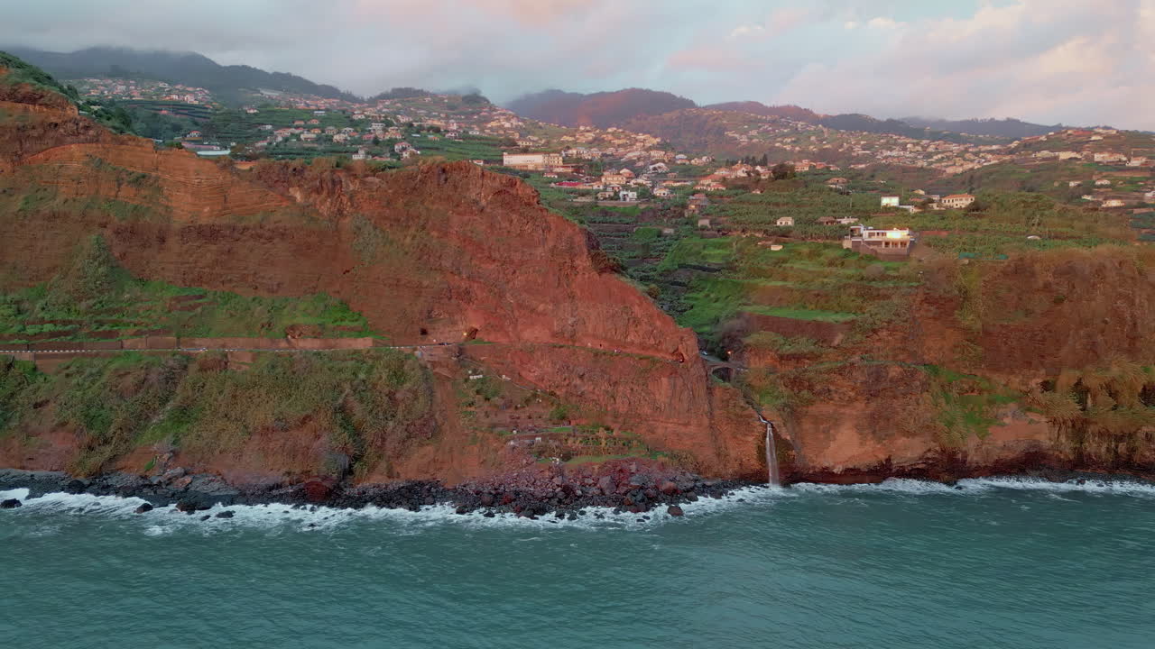 Paesaggio costiero con cascata e villaggio