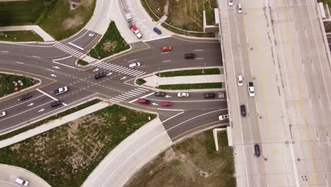 Diverging-Diamond-Interchange---Fahrzeuge-Fahren-Entlang-Des-Double-Crossover-Diamond-Interchange-In-Michigan,-USA