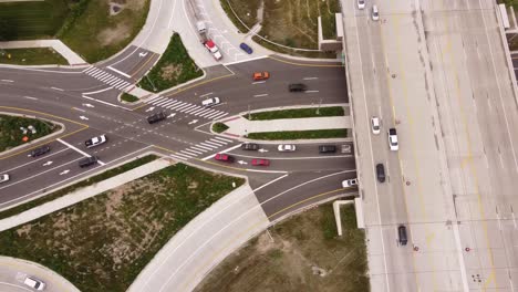 intercambio de diamantes divergentes: vehículos que circulan a lo largo del intercambio de diamantes de cruce doble en michigan, ee.uu.