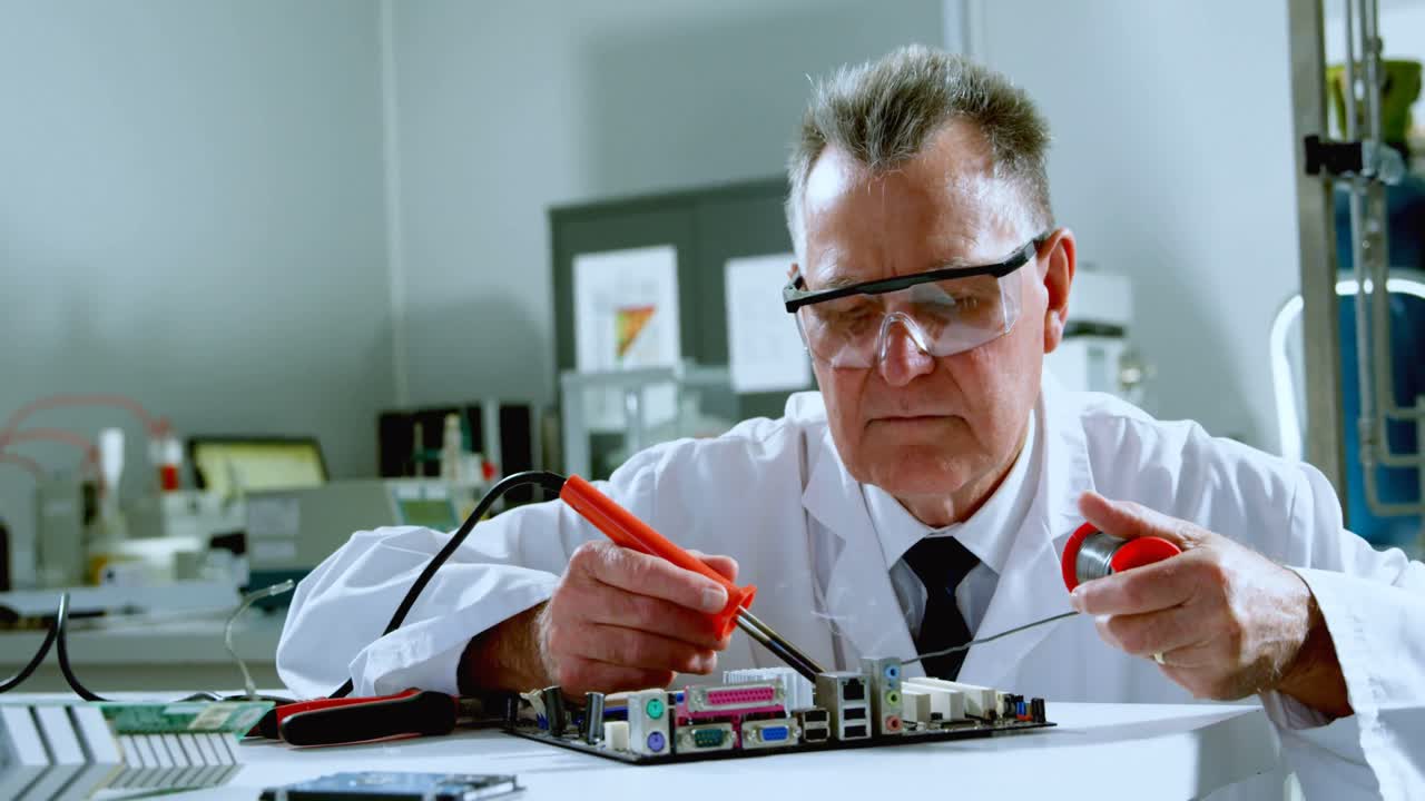 científico masculino soldando una placa de circuito 4k