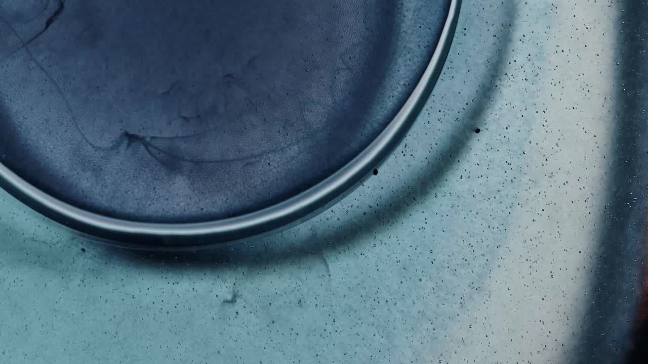 краска формирует космическую туманность, выглядящую как химические реакции, крупный снимок