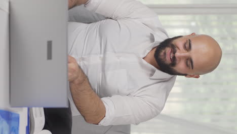 el video vertical del trabajador de la oficina en casa es divertido y alegre.