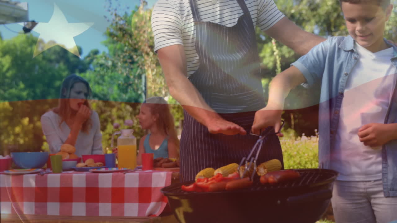 Animazione della bandiera del Cile che sventola su un padre caucasico che insegna al figlio a mettere il cibo sul barbecue.