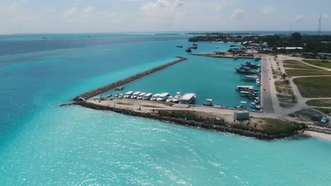 laguna azul playa de arena blanca paisaje de maldivas atolón agua turquesa del océano índico puerto de ferry de la isla de tulusdhoo