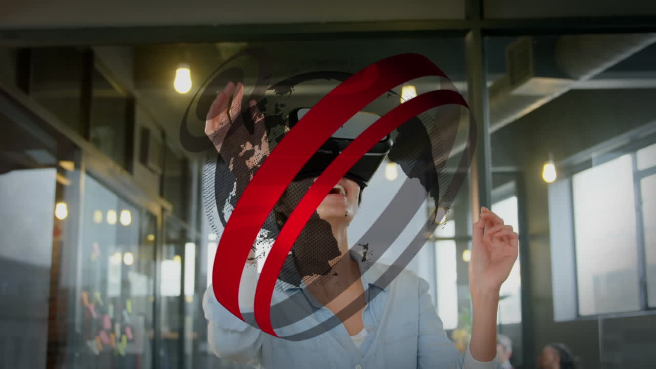 Animación de un escáner circular sobre un globo terráqueo giratorio, con una mujer caucásica usando gafas de realidad virtual en la oficina.