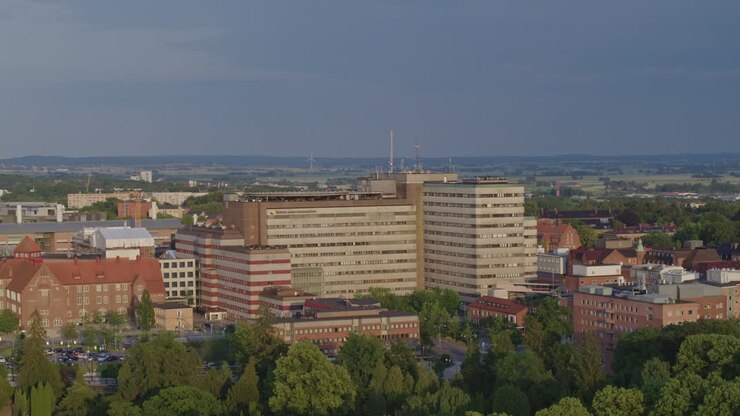 Esterno dell'Ospedale Universitario di Skåne durante l'estate a Lund, Svezia.