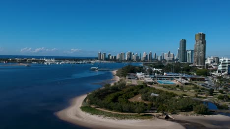 Luftaufnahme,-Die-Australiens-Wasserstraßen-An-Der-Goldküste-Und-Die-Zersiedelung-Der-Städte-An-Einem-Klaren-Tag-Zeigt