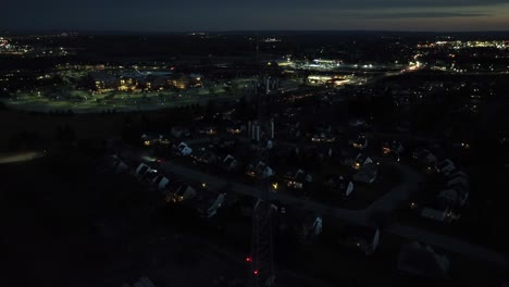 órbita-Aérea-Alrededor-De-Una-Alta-Torre-De-Telecomunicaciones-Con-Una-Luz-Roja-Intermitente-En-La-Parte-Superior