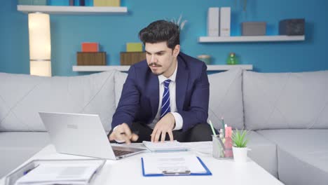 un hombre centrado en su trabajo.