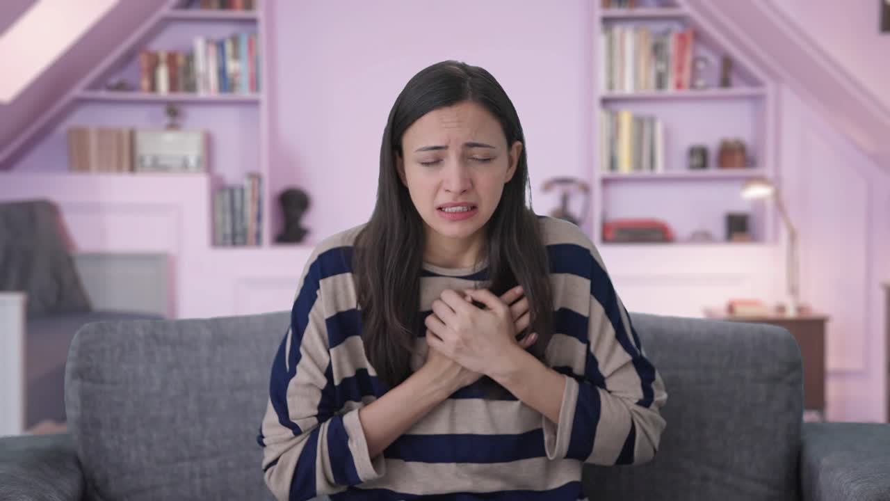 chica india que tiene un ataque al corazón