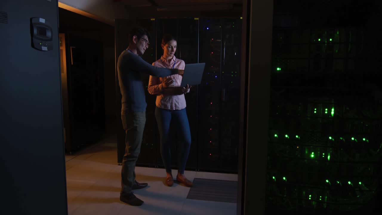 diversas mujeres y hombres técnicos de ti usando computadora portátil comprobando servidor de computadora