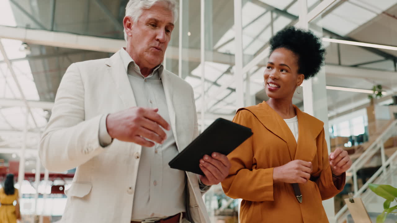 tableta, consejos y gente de negocios caminando