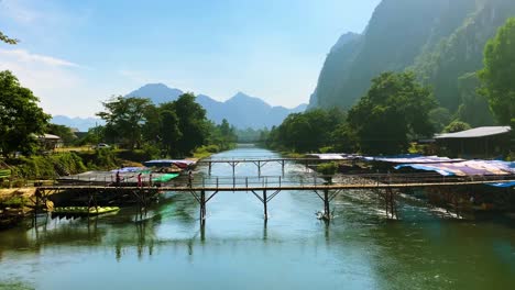 pintoresco puente de madera sobre el río nam song en vang vieng, laos