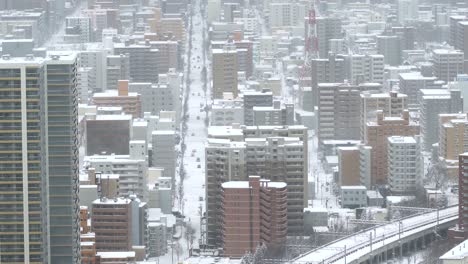 Traffic-on-snowy-road-long-shot-in-big-urban-city