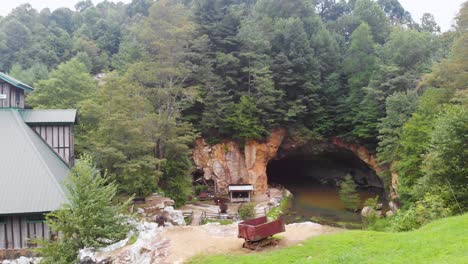 4K-Drohnenvideo-Der-Bergbauhöhle-Im-Smaragddorf-In-Der-Nähe-Der-Kleinen-Schweiz,-NC-Am-Sommertag