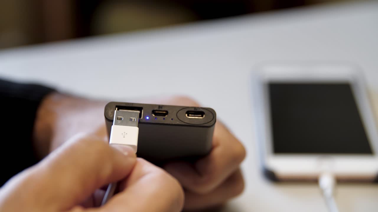 cargar un teléfono con un banco de energía portátil
