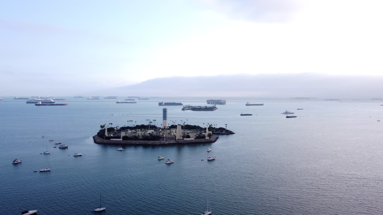 아름다운 공중 드론 샷, 캘리포니아 롱 비치에 있는 썸스 섬 위로 날아가는 드론