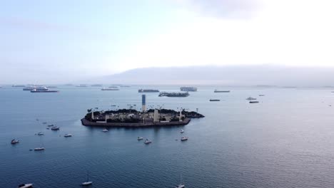 Un-Hermoso-Disparo-Aéreo-De-Drones,-Drones-Volando-Sobre-La-Isla-De-Thums-En-Long-Beach,-California