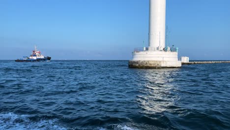 Schlepper-Segeln-Am-Schwarzen-Meer-In-Der-Nähe-Von-Vorontsov-Leuchtturm-In-Odesa,-Ukraine