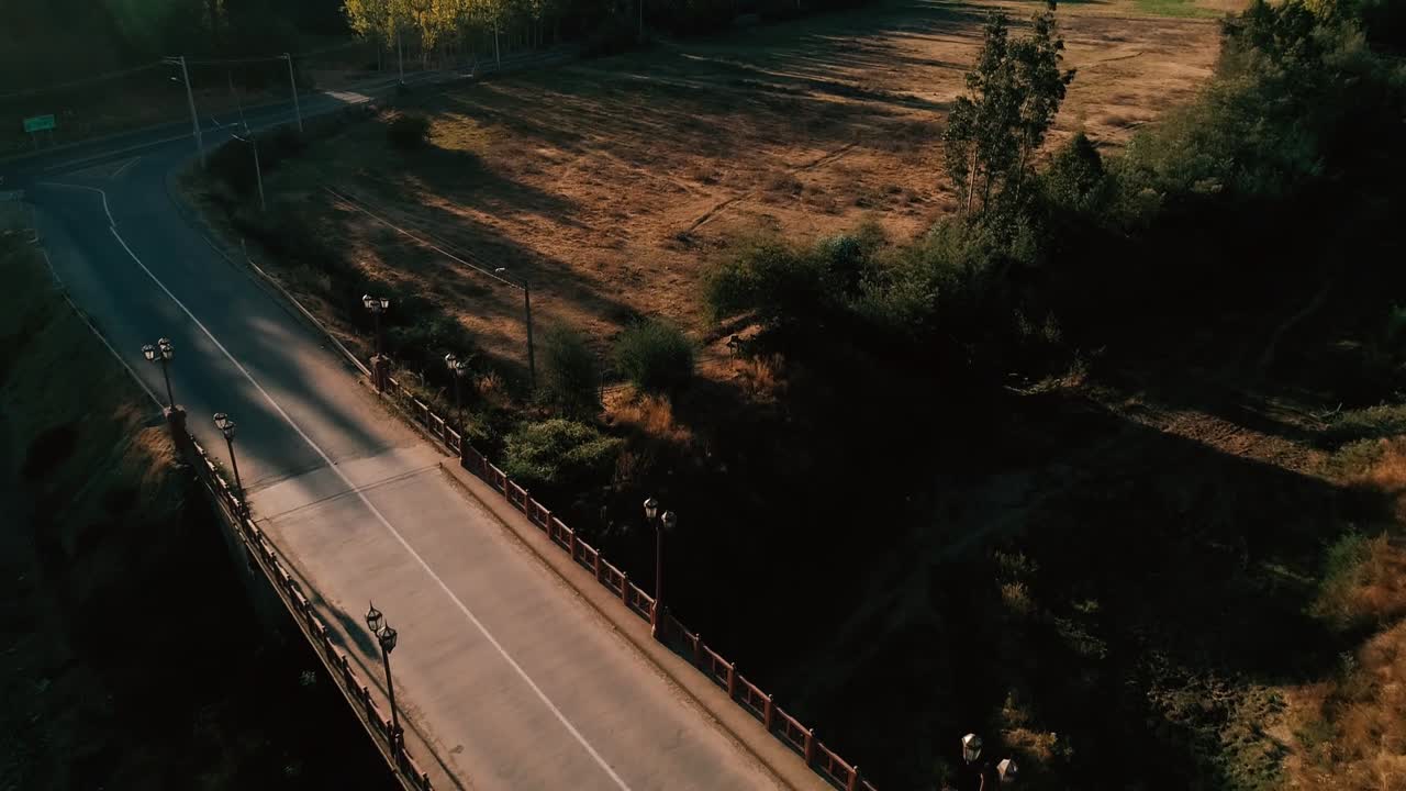 Sorvolando un ponte rurale con un drone a Vichuquén, Cile