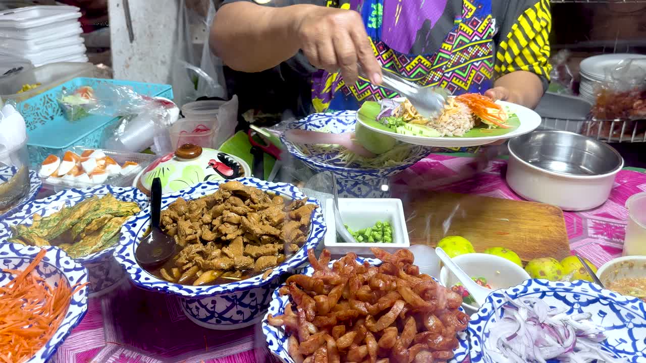 전통적인 태국 음식 을 조립 하는 판매자