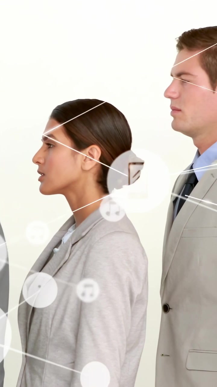 Video verticale: Squadra in posa mentre icone appaiono e si collegano tra i volti, mostrando connessioni aziendali.