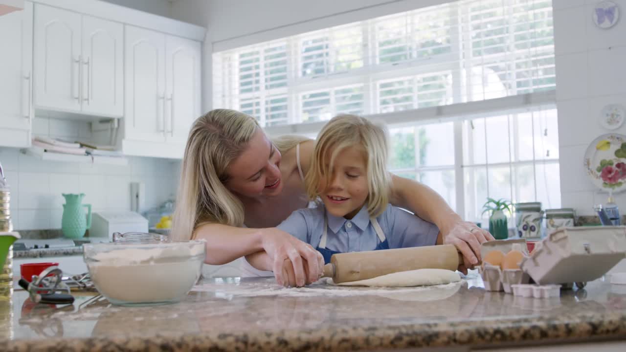 madre e hijo haciendo galletas de navidad en casa