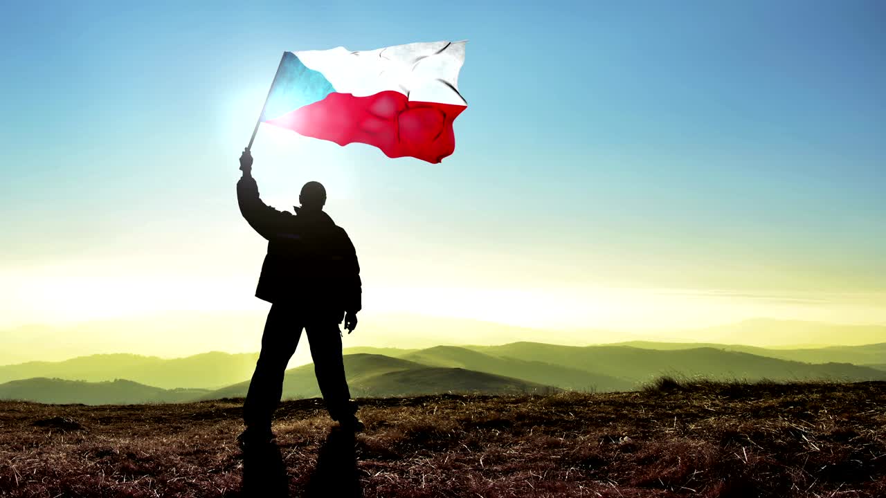 산꼭대기 위에서 체코 공화국의 발을 흔들고 있는 성공적인 실루 남자 우승자.