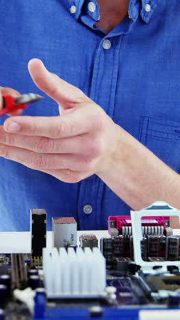 ingeniero informático que repara la placa base de la computadora