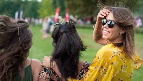 Jóvenes-Amigos-Bailando-Y-Caminando-Juntos-En-El-Festival-De-Música.