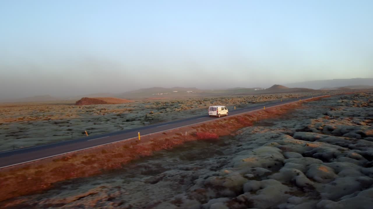 아이슬란드의 일몰에 비포장 도로 위를 날다