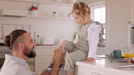 Lesión,-Padre-Y-Atención-De-Primeros-Auxilios-Para-El-Niño