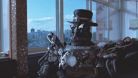 robot steampunk junto a la ventana