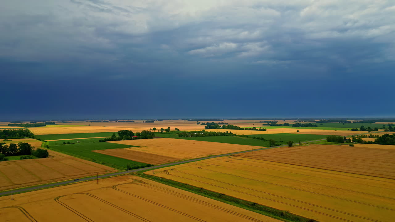 황금 은 극적인 하늘 아래 어 있으며, 시골 풍경의 아름다움을 보여줍니다.