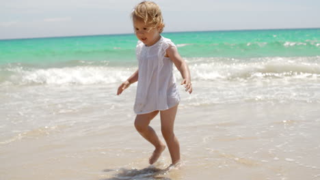 Adorable-little-girl-playing-in-the-surf