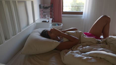 mujer despertando en la cama