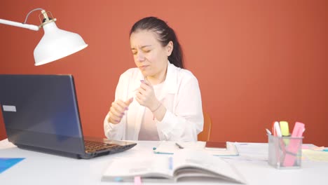 Das-Handgelenk-Der-Frau,-Die-Einen-Laptop-Benutzt,-Tut-Weh.