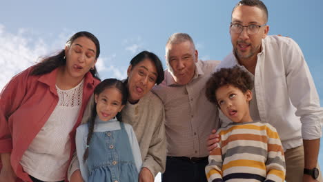 familia, cara tonta y lengua afuera por diversión