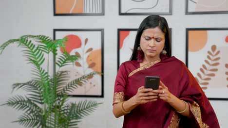 Mujer-India-Seria-Enviando-Mensajes-De-Texto-Por-Teléfono