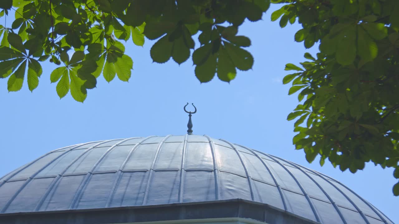 부르사, 터키 - 2020년 7월 18일: 터키 부르사에 있는 오르한 가지 (orhan gazi) 와 오스만 가지 (osman gazi) 의 묘지