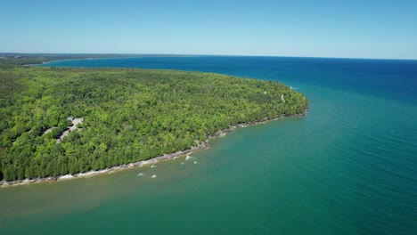 Toma-Aérea-De-Un-Dron-De-Un-Bosque-De-Pinos-A-Orillas-Del-Lago-Michigan.