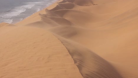 Fuertes-Vientos-Soplan-A-Través-De-Las-Increíbles-Dunas-De-Arena-Del-Desierto-De-Namib-A-Lo-Largo-De-La-Costa-Esquelética-De-Namibia-5