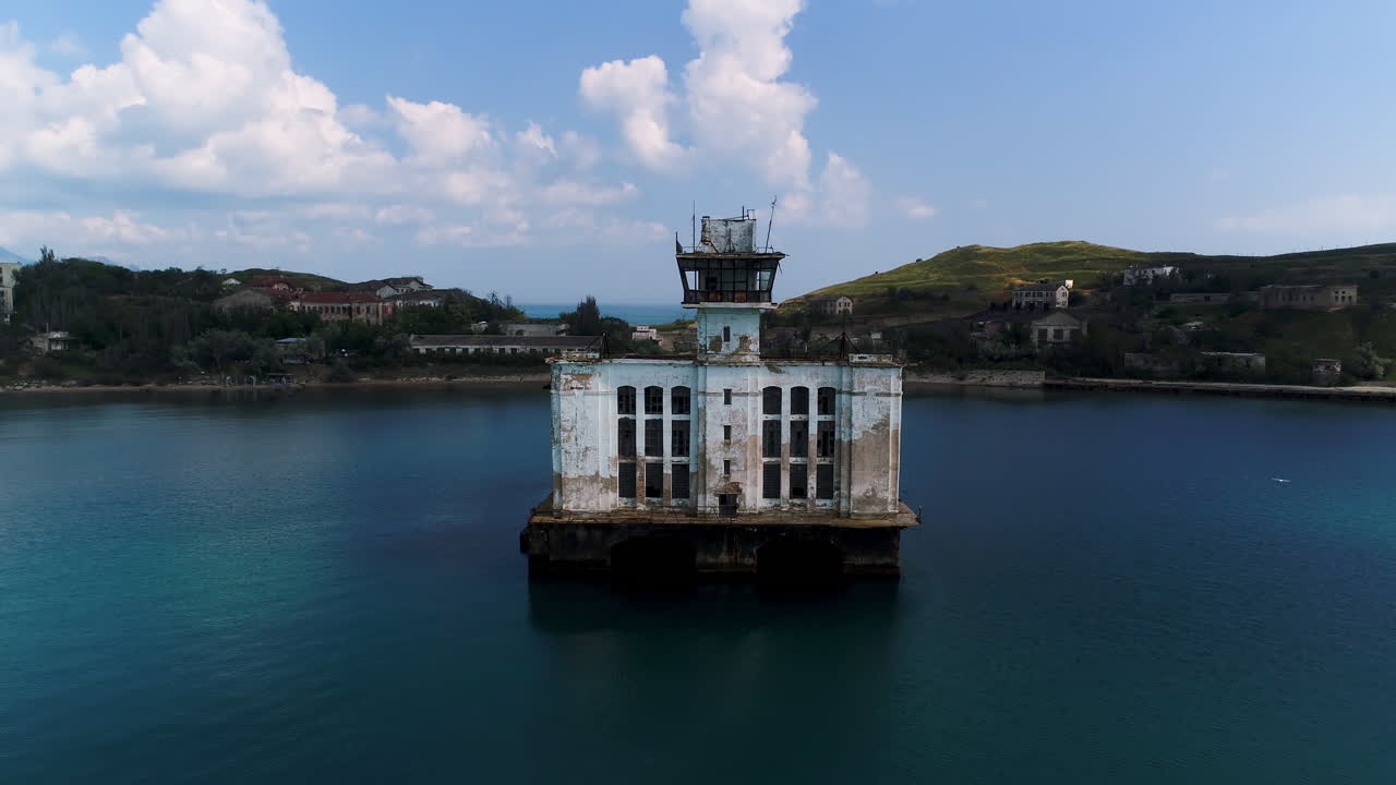 заброшенное плавучее сооружение на прибрежном острове