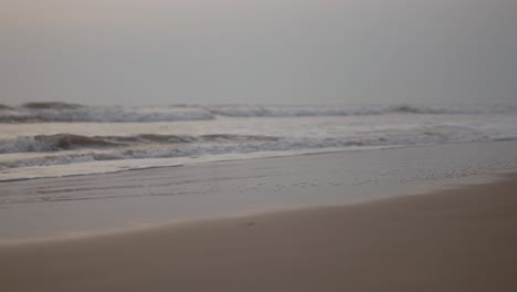 Las-Suaves-Olas-Golpean-Suavemente-La-Orilla-Arenosa-De-Una-Playa-Tranquila-Por-La-Noche