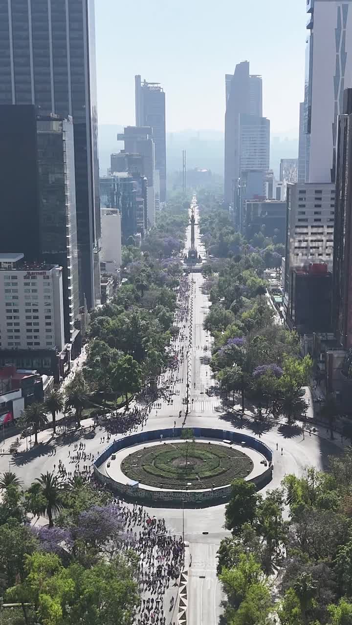 vista aérea de la marcha feminista del 8 de marzo a lo largo del paseo de la reforma, pantalla vertical