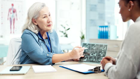 médico sénior, rayos x y paciente en consulta